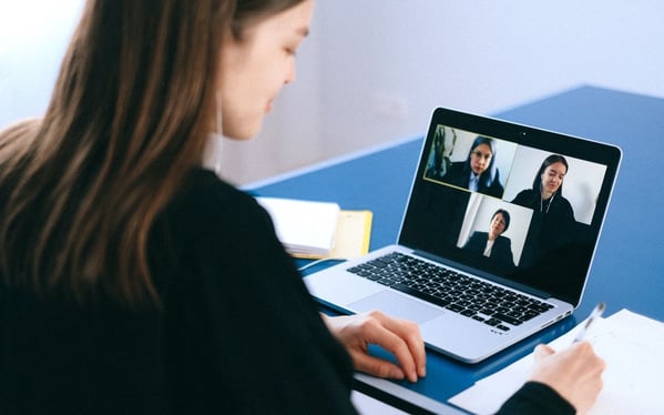 A person looking at a computer

Description automatically generated with medium confidence