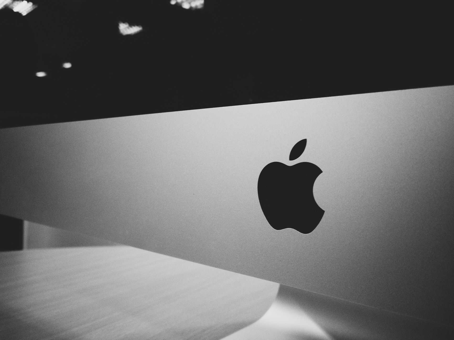 apple-black-white